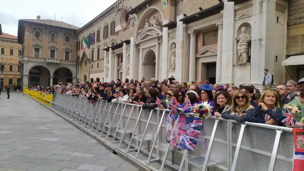 La folla in attesa della principessa