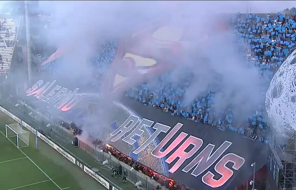 La splendida coreografia dei tifosi della sud