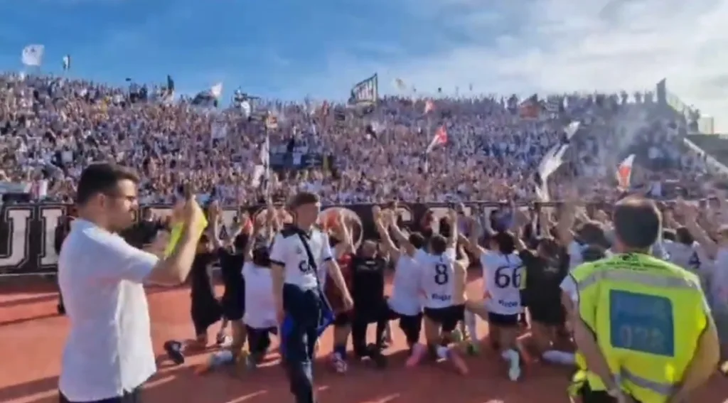La squadra festeggia con i tifosi