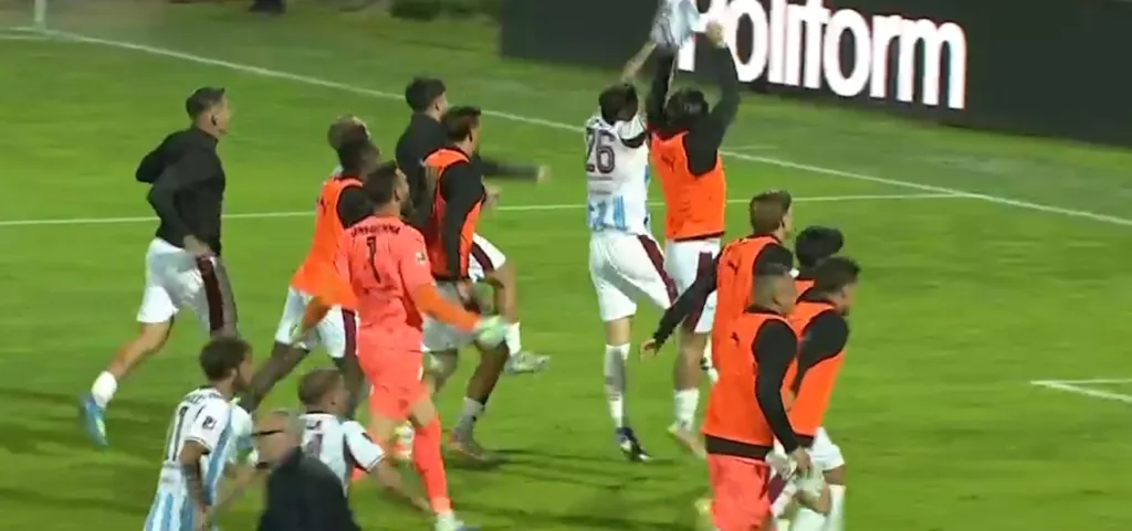 La squadra festeggia con i tifosi il passaggio del turno