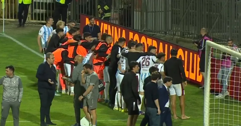 La squadra sotto il settore dei tifosi granata