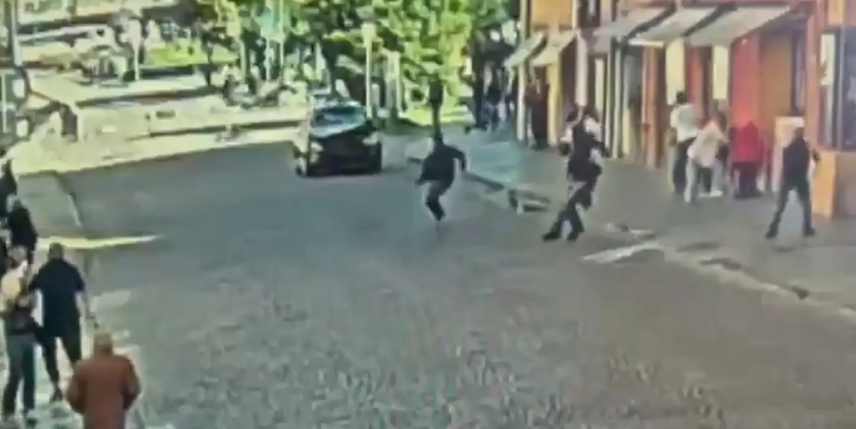 L'auto sulla folla in pieno centro a Modena