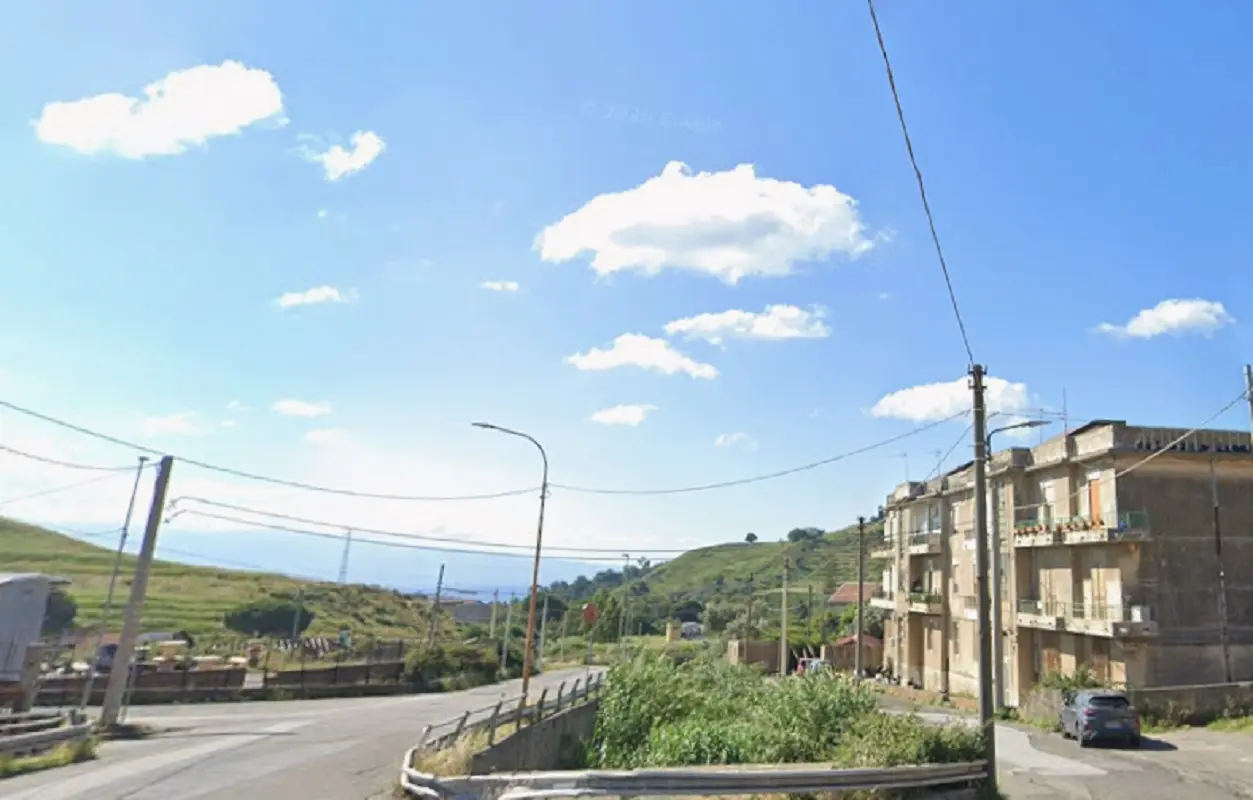 L'uomo ha portato la minore in una zona appartata in località Zafferia