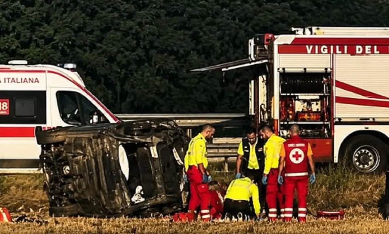 Auto si ribalta a Volpiano, un morto e tre feriti
