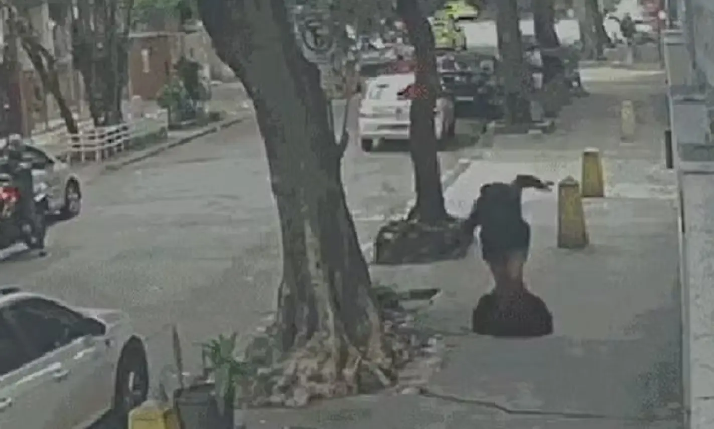 Il momento in cui la donna cade nel tombino