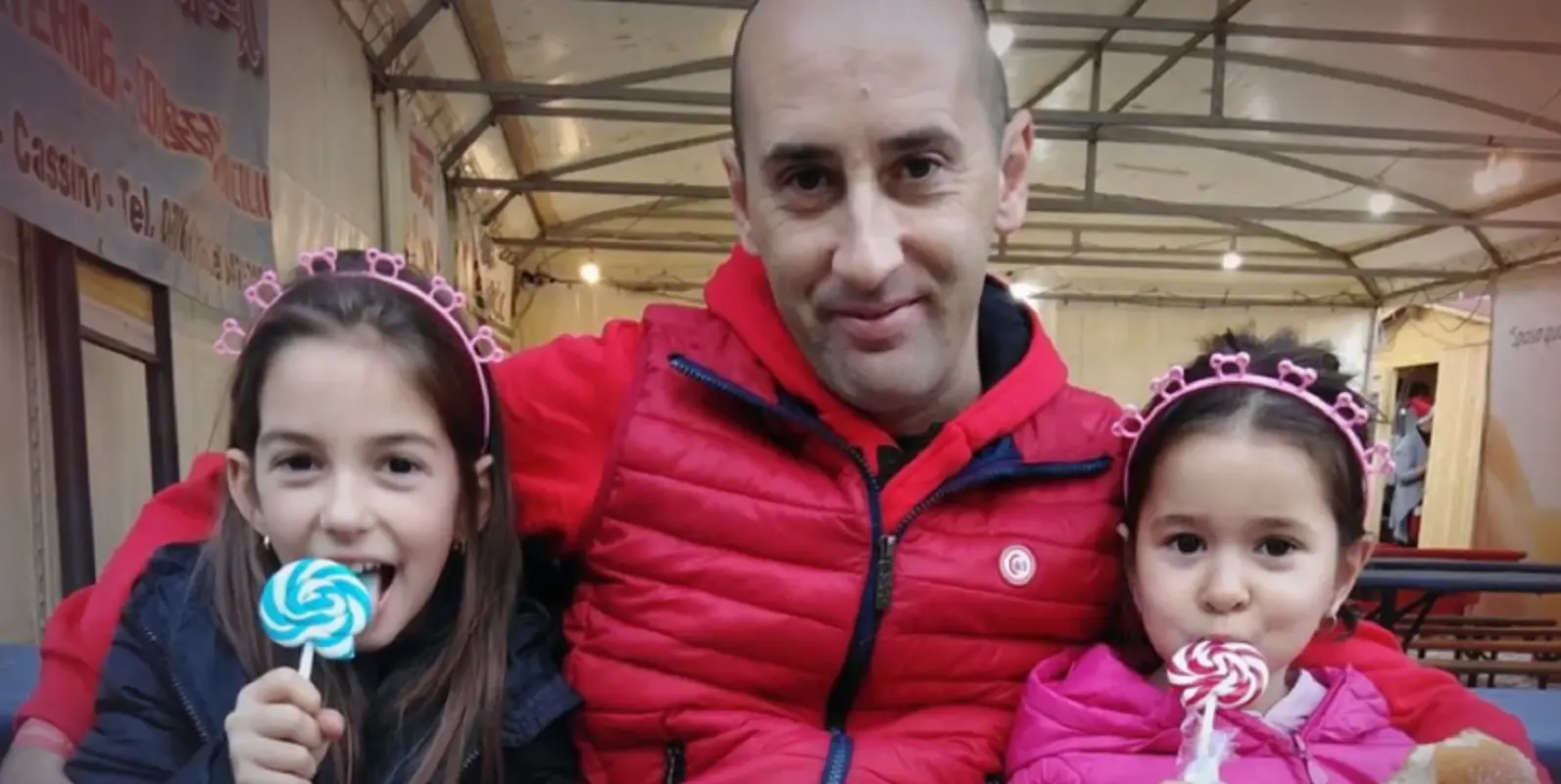 Il padre con le due ragazzine scomparse