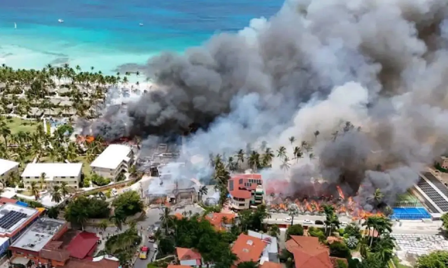 Il resort in fiamme in Repubblica Domenicana