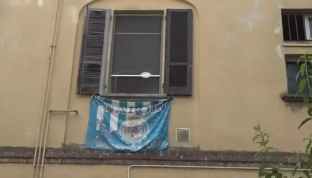 Il vessillo del Napoli davanti all'appartamento