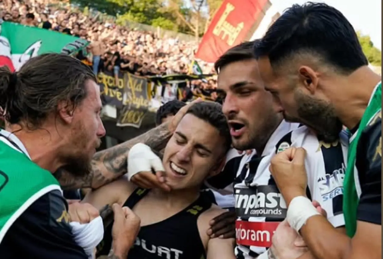 La gioia dei calciatori dell'Ascoli dopo il trionfo sul Brescia