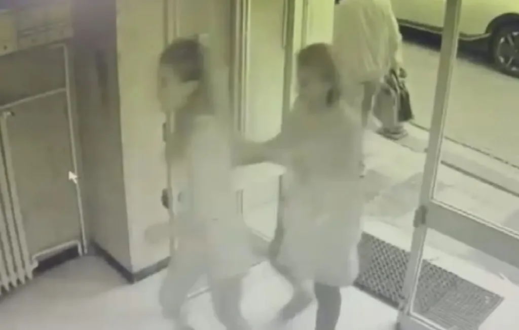 L'attrice al momento di rientrare a casa con la madre