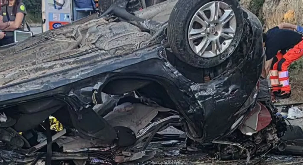 L'auto distrutta dopo il violento incidente tra Foggia e Manfredonia