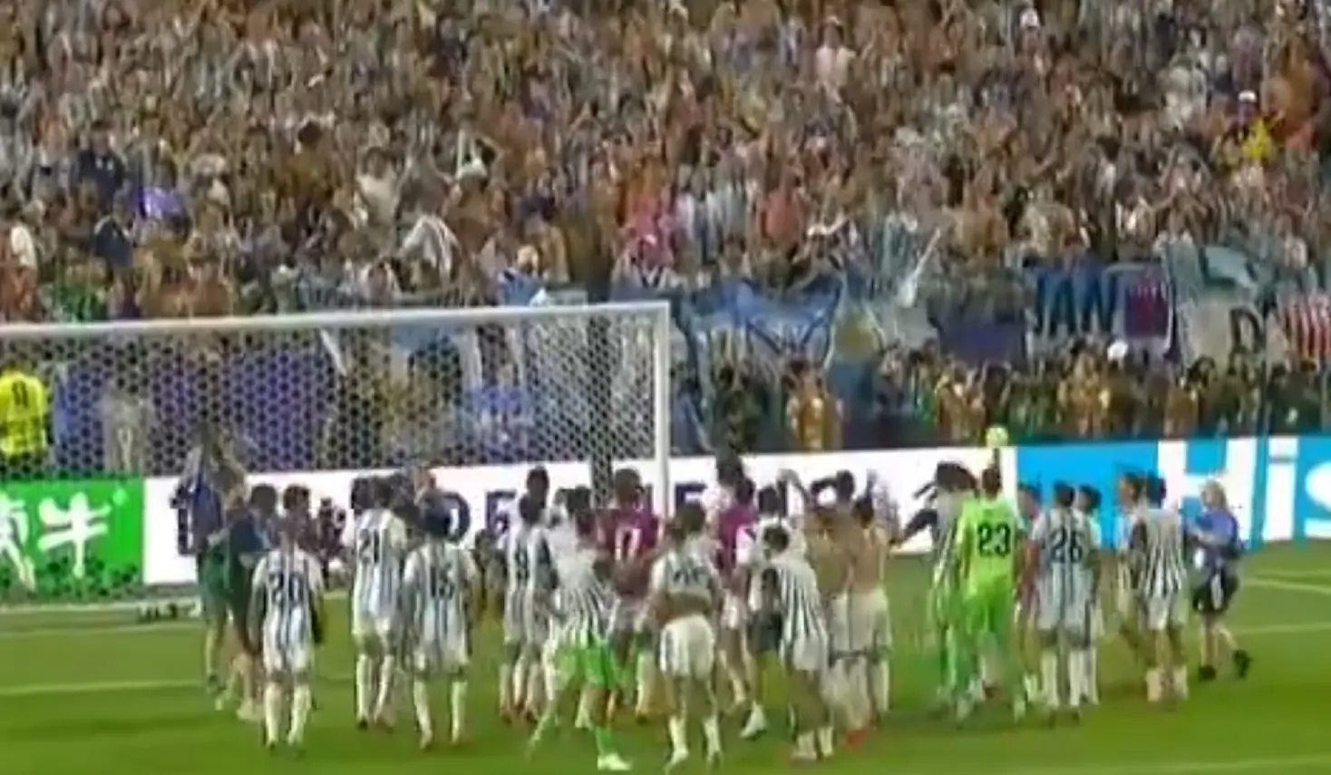 Chi non salta inglese è, i giocatori dell'Argentina festeggiano e intonano il coro contro gli storici rivali