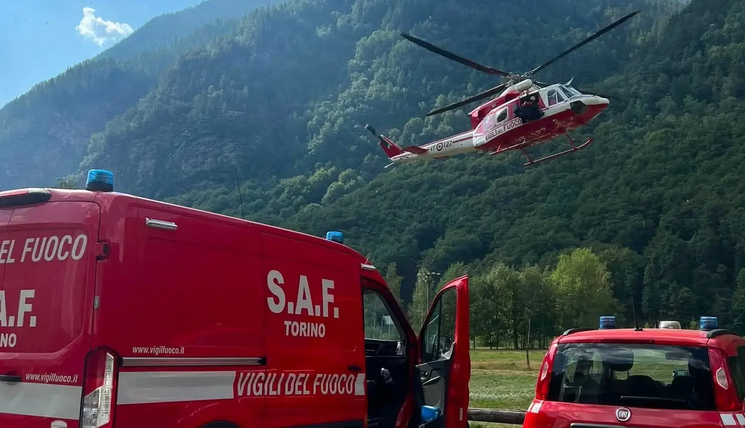 Elicottero in volo durante le operazioni di ricerca