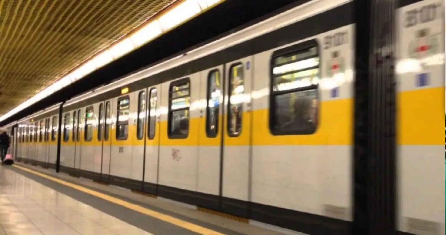 Giovane sfregiata alla metropolitana