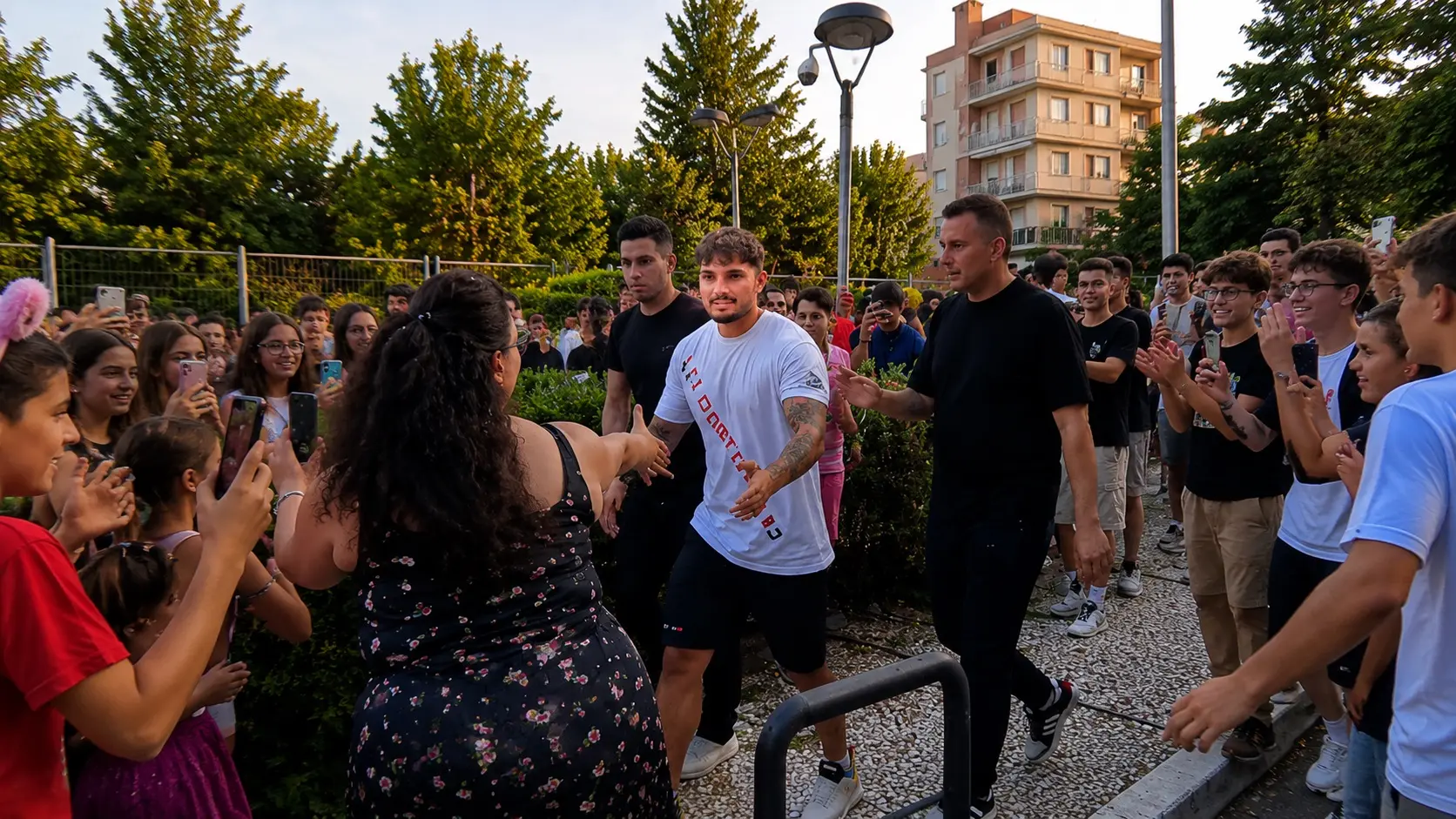 Giovanni scortato dai bodyguard in Sicilia