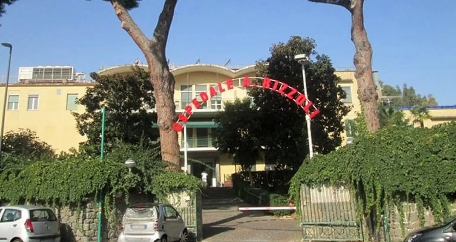 I giovani sono stati ricoverati all'ospedale Rizzoli di Ischia