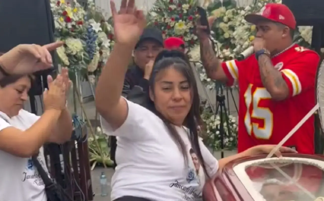 Il twerk della vedova al funerale del marito in Perù