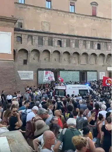 La sorella di Fakir è stata soccorsa e trasportata in ambulanza