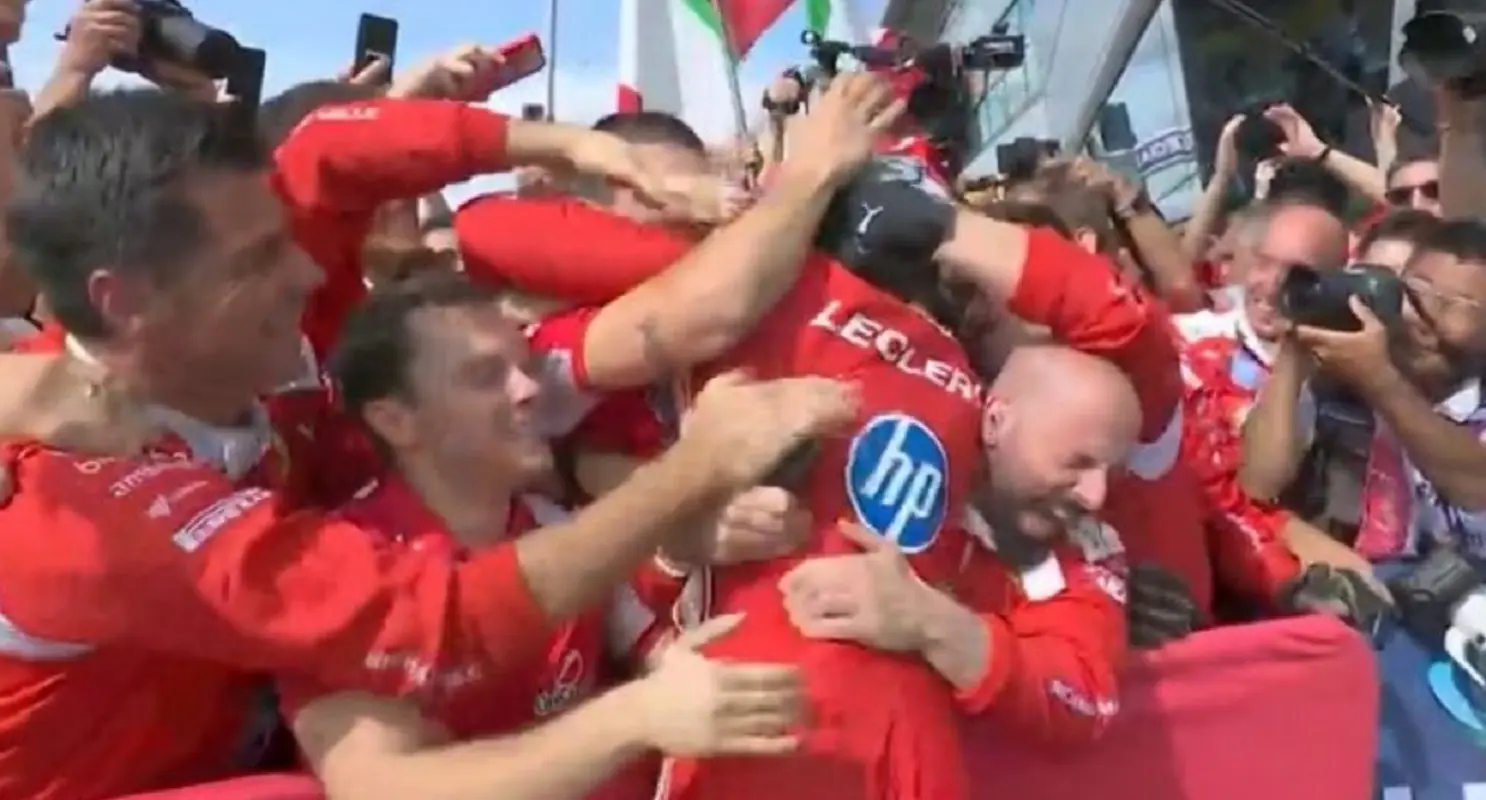 Leclerc festeggia la vittoria con il team Ferrari