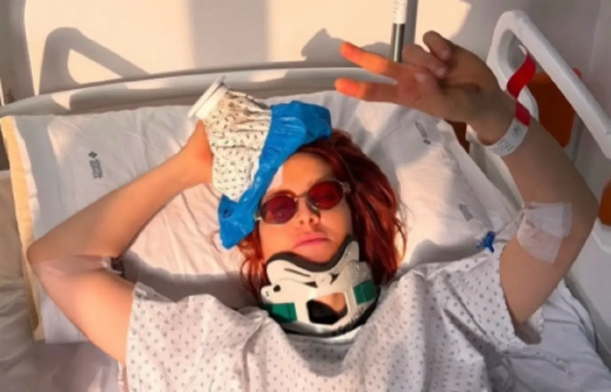 Noemi sul letto di ospedale