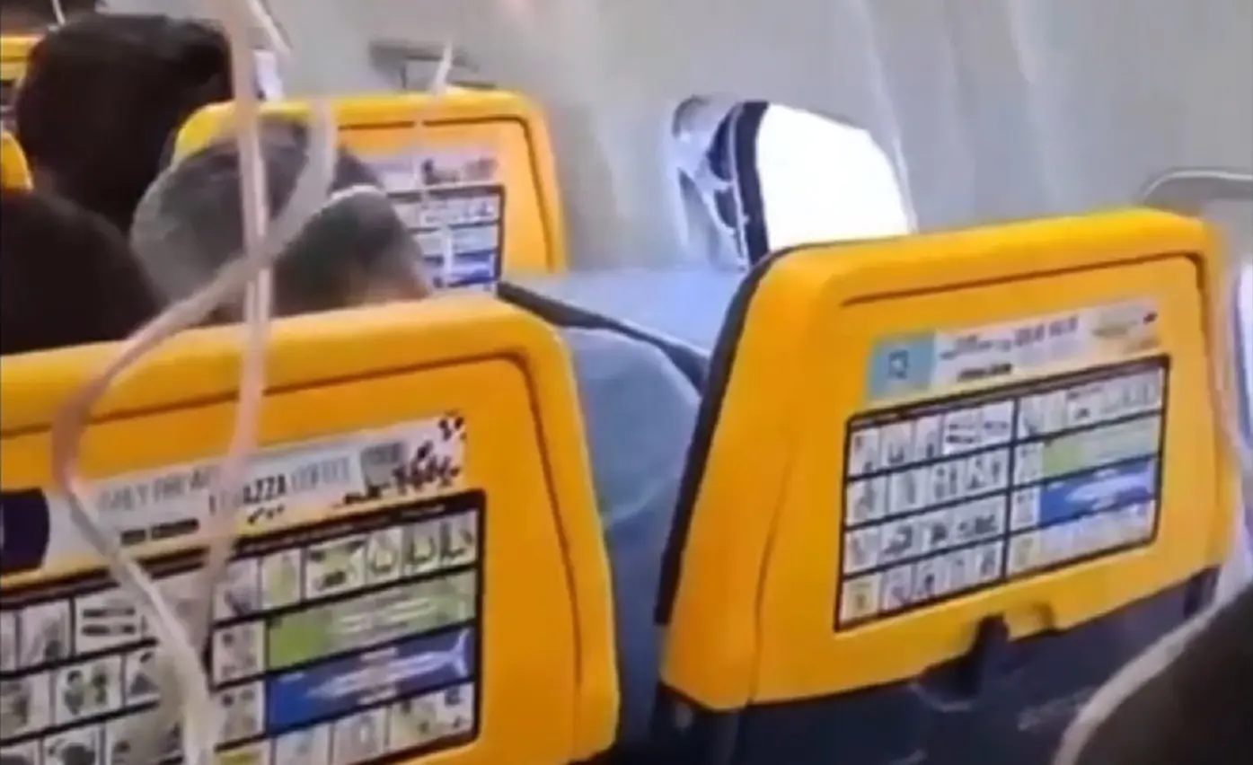 paura sul volo ryanair partito da salonicco un passeggero rischia di essere risucchiato dopo il guasto il racconto choc da Notizieaudaci.it paura sul volo ryanair partito da salonicco un passeggero rischia di essere risucchiato dopo il guasto il racconto choc