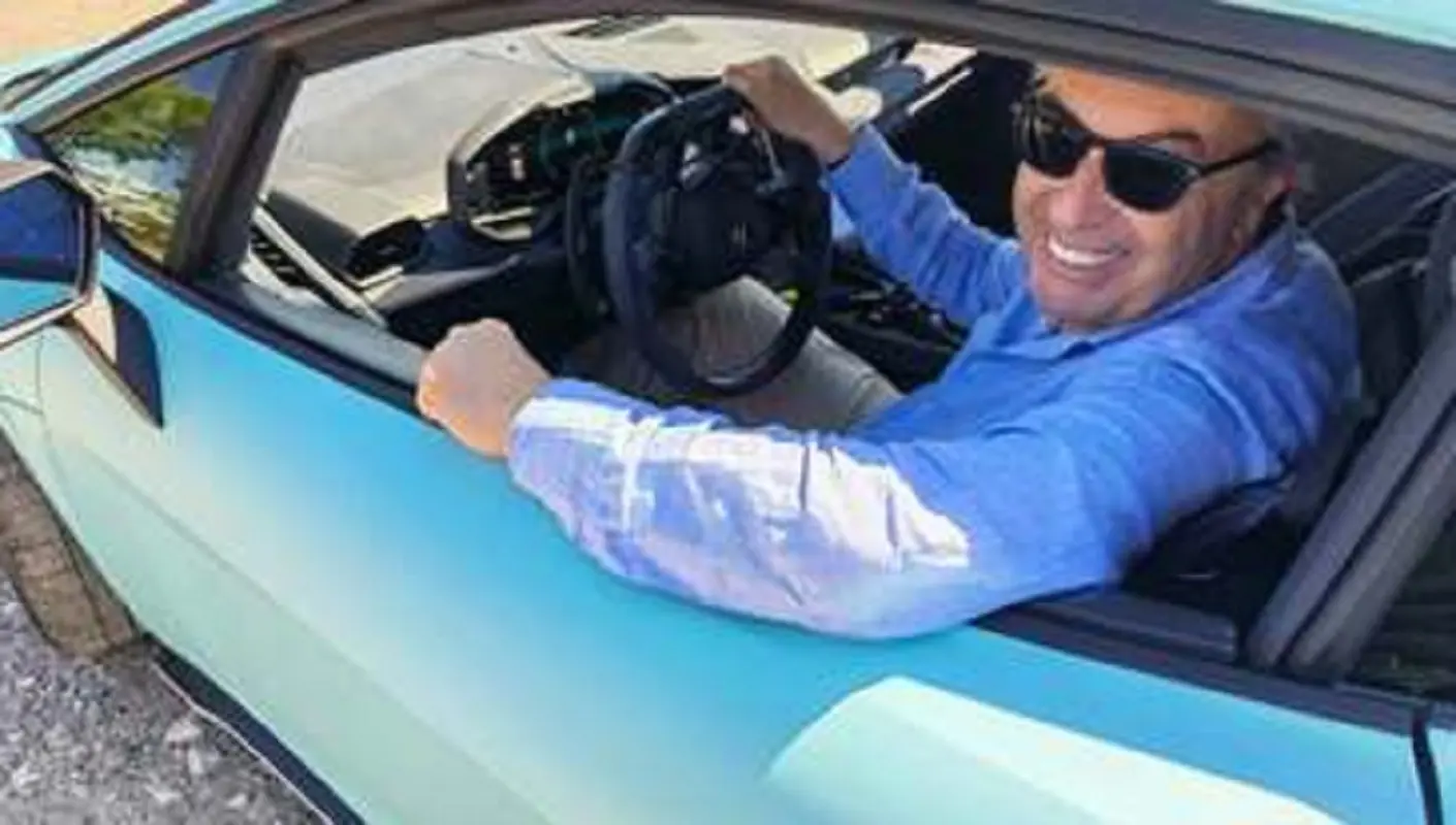 Roberto Burioni alla guida della sua Lamborghini