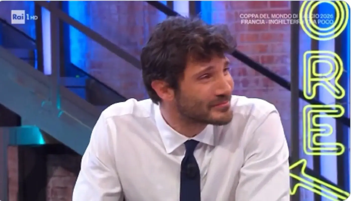 Stefano De Martino non trattiene la commozione durante l'ultima puntata stagionale di Affari Tuoi