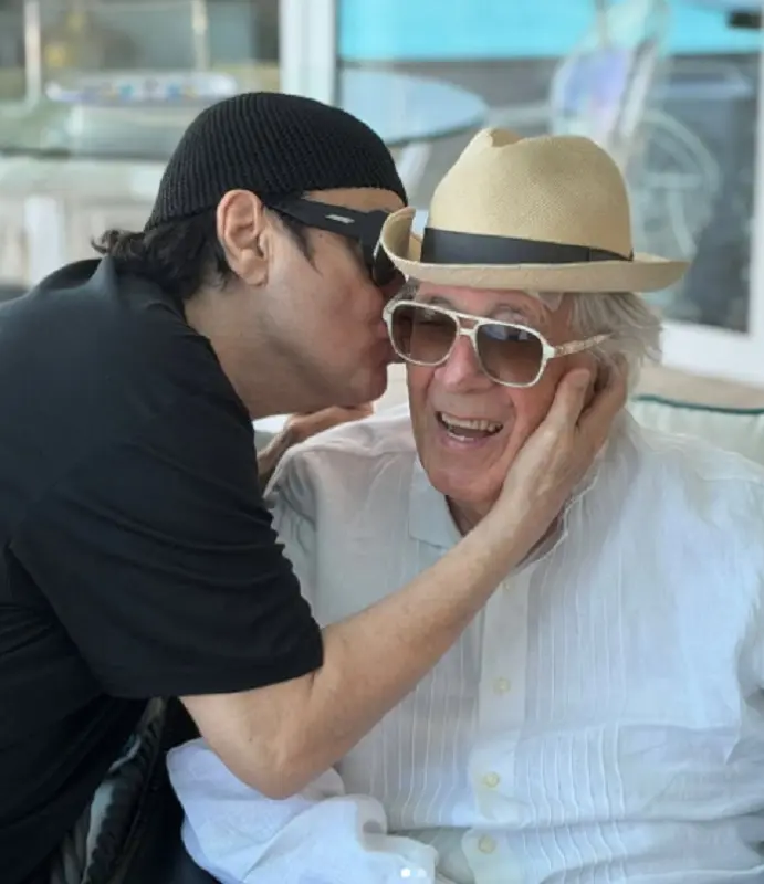 Una delle ultime immagini pubbliche di Peppino Di Capri risale a poche settimane fa con la visita a sorpresa di Renato Zero