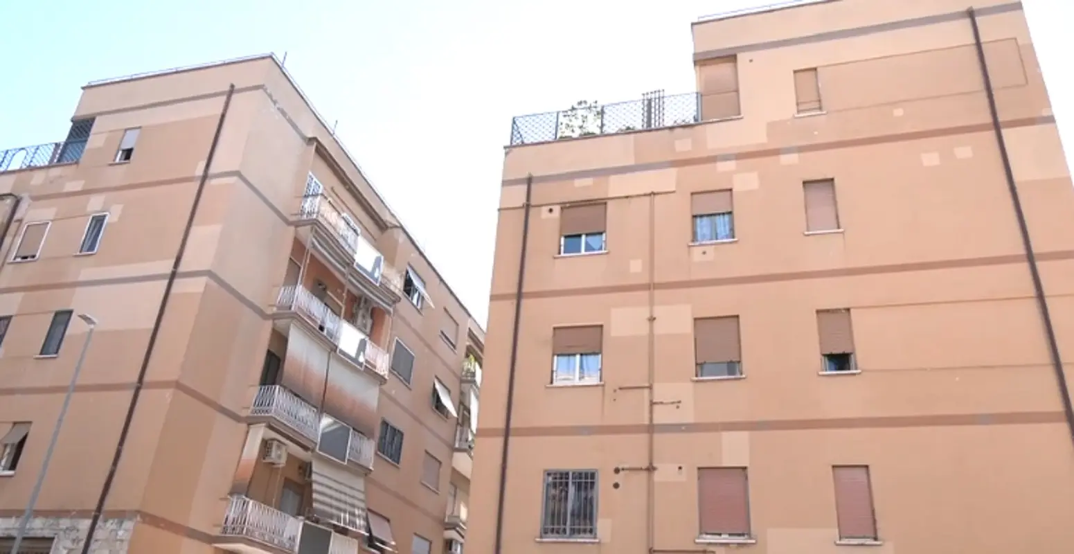 Dramma a Centocelle, il ragazzo di 16 ha aggredito a morte la madre e chiamato il 112