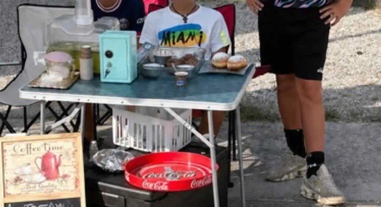 I ragazzi vendevano la limonata per poter acquistare il motorino