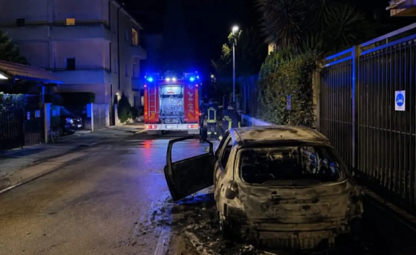 Il drammatico gesto davanti casa dell'ex a Cinisello