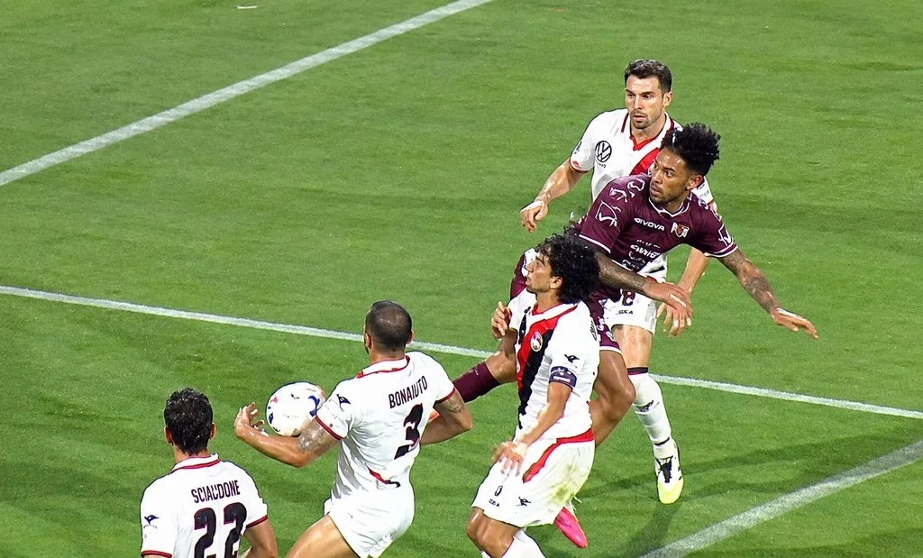 Il fallo di mano che ha determinato il rigore per la Salernitana