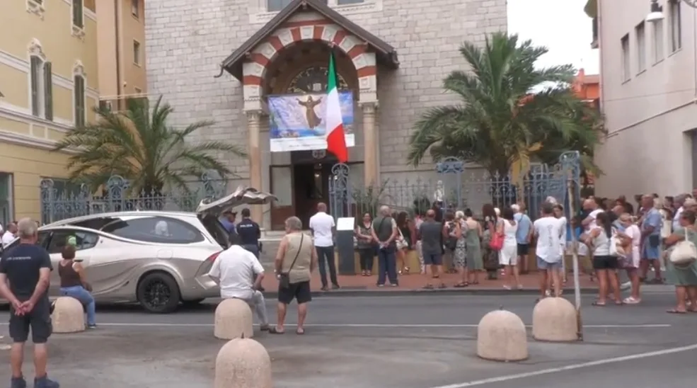 In tanti hanno seguito il funerale della piccola Beatrice anche dall'esterno della chiesa