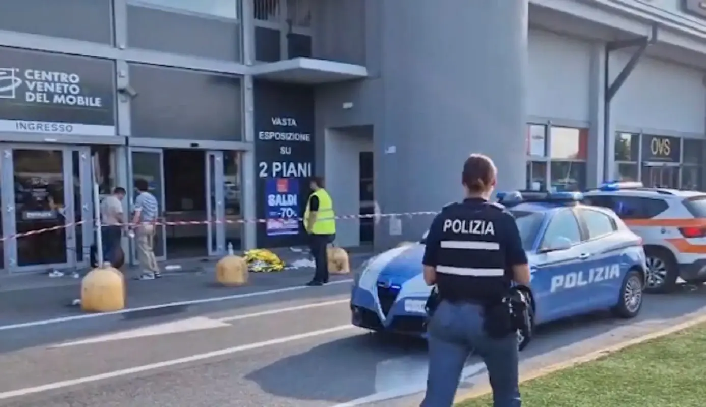 La donna è stata accoltellata all'esterno del centro commerciale nel bresciano