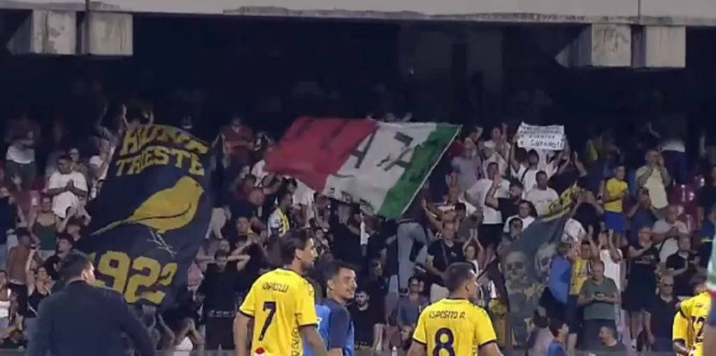 La gioia dei tifosi della Scafatese a fine partita