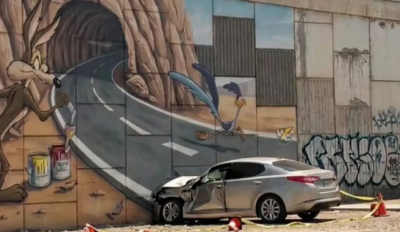 L'auto si è schiantata contro un murales