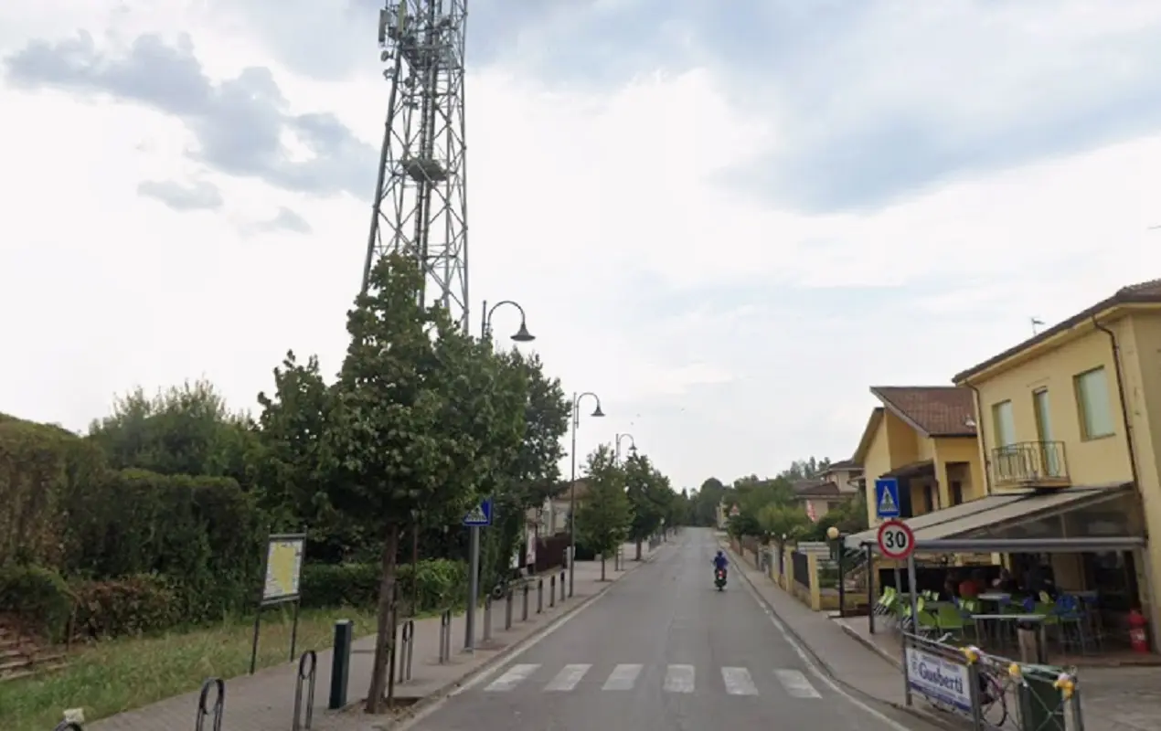 Paura a Rodigo, 20enne cade da auto in movimento, è grave