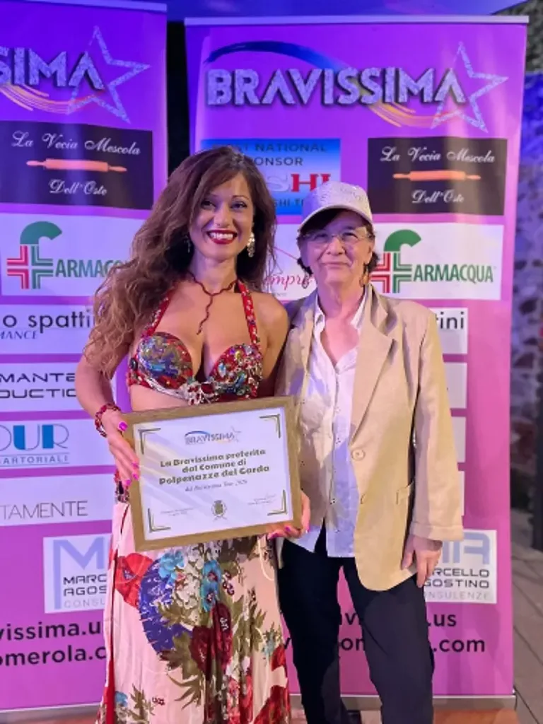 Samantha Urso con il sindaco di Polpenazze Maria Rosa Avanzini