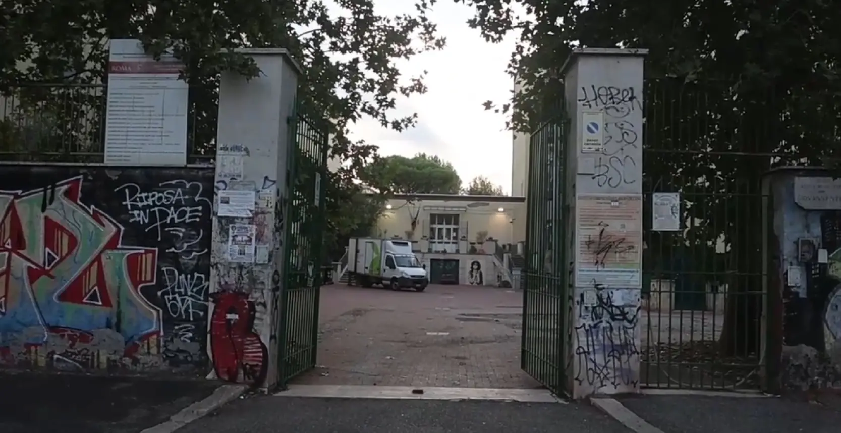 la prof aggredita a centocelle parla a dentro la notizia 8216aveva lo sguardo gelido8217 l8217alunno che l8217ha salvata accolto da eroe da Notizieaudaci.it la prof aggredita a centocelle parla a dentro la notizia 8216aveva lo sguardo gelido8217 l8217alunno che l8217ha salvata accolto da eroe