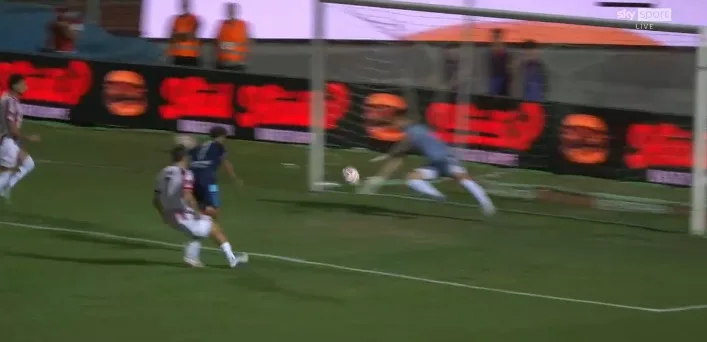 Achik trova la respinta del portiere del Barletta in avvio di partita