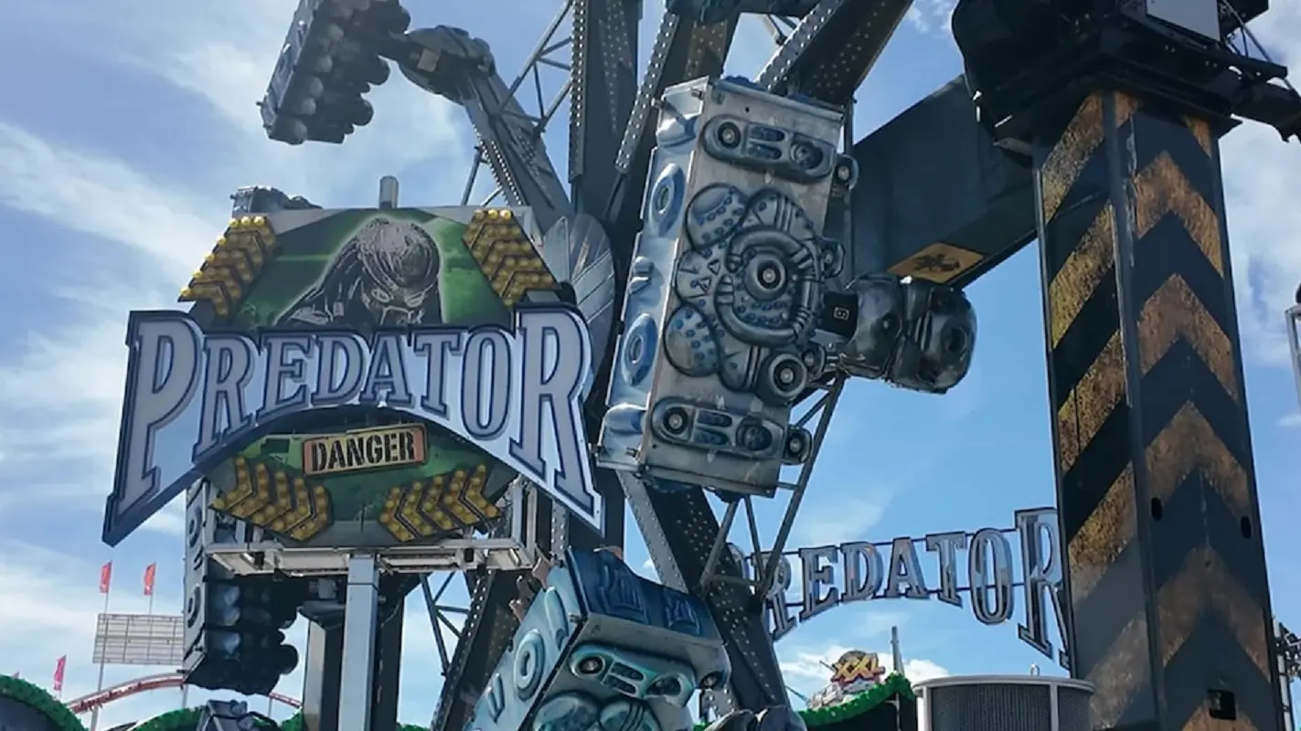 Attimi di paura sulla giostra Predator