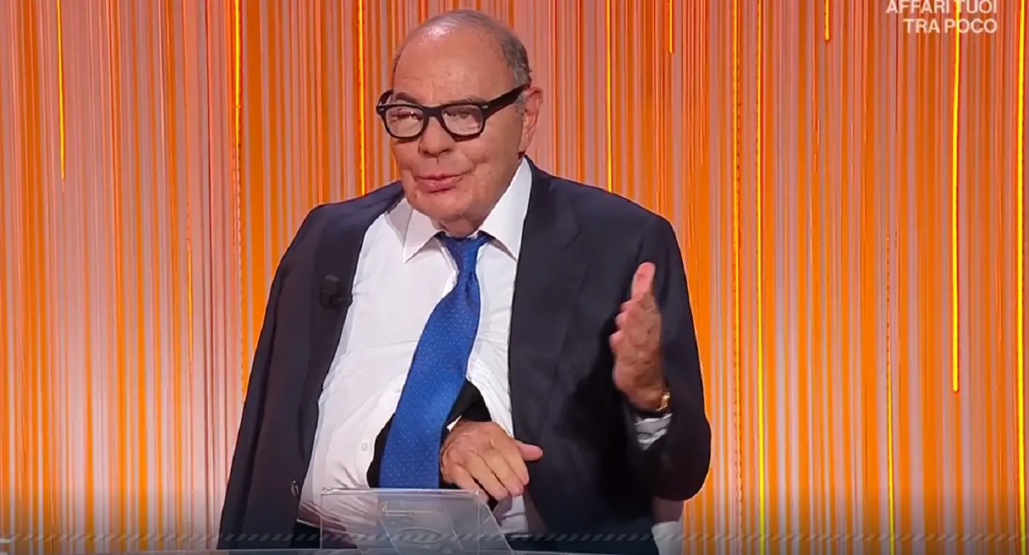 Bruno Vespa si è presentato con il braccio ingessato a Cinque Minuti per l'intervista al premier Meloni