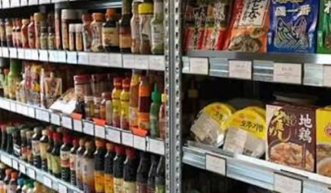 torino chiude il minimarket finito nella bufera dopo la denuncia della 13enne compaiono scritte sulla serranda da Notizieaudaci.it torino chiude il minimarket finito nella bufera dopo la denuncia della 13enne compaiono scritte sulla serranda