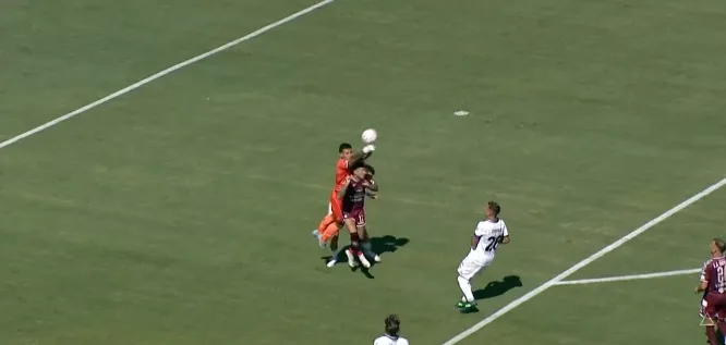 Gol annullato alla Salernitana perr un discusso fallo di D'Ursi sul portiere