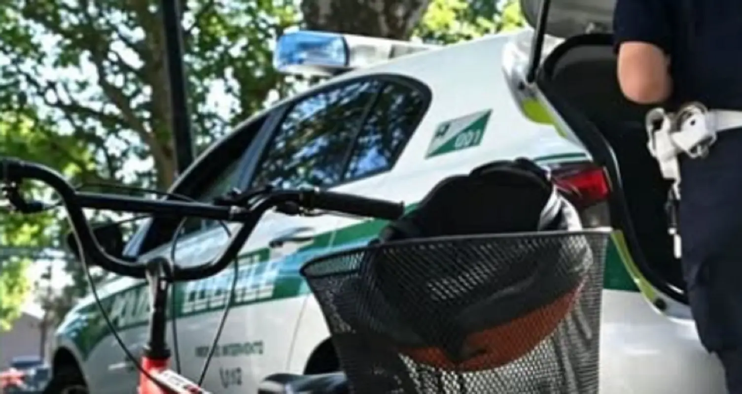 Il bimbo è stato travolto mentre andava a scuola in bici