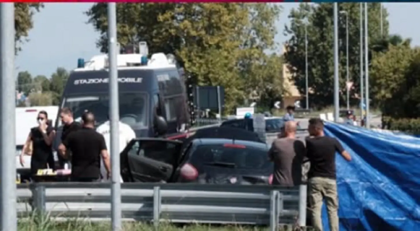 Il corpo di un uomo è stato ritrovato in un'auto