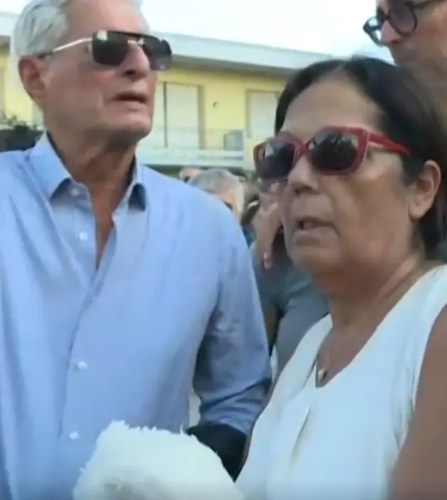Il papà e la mamma con il pupazzo di Lorena