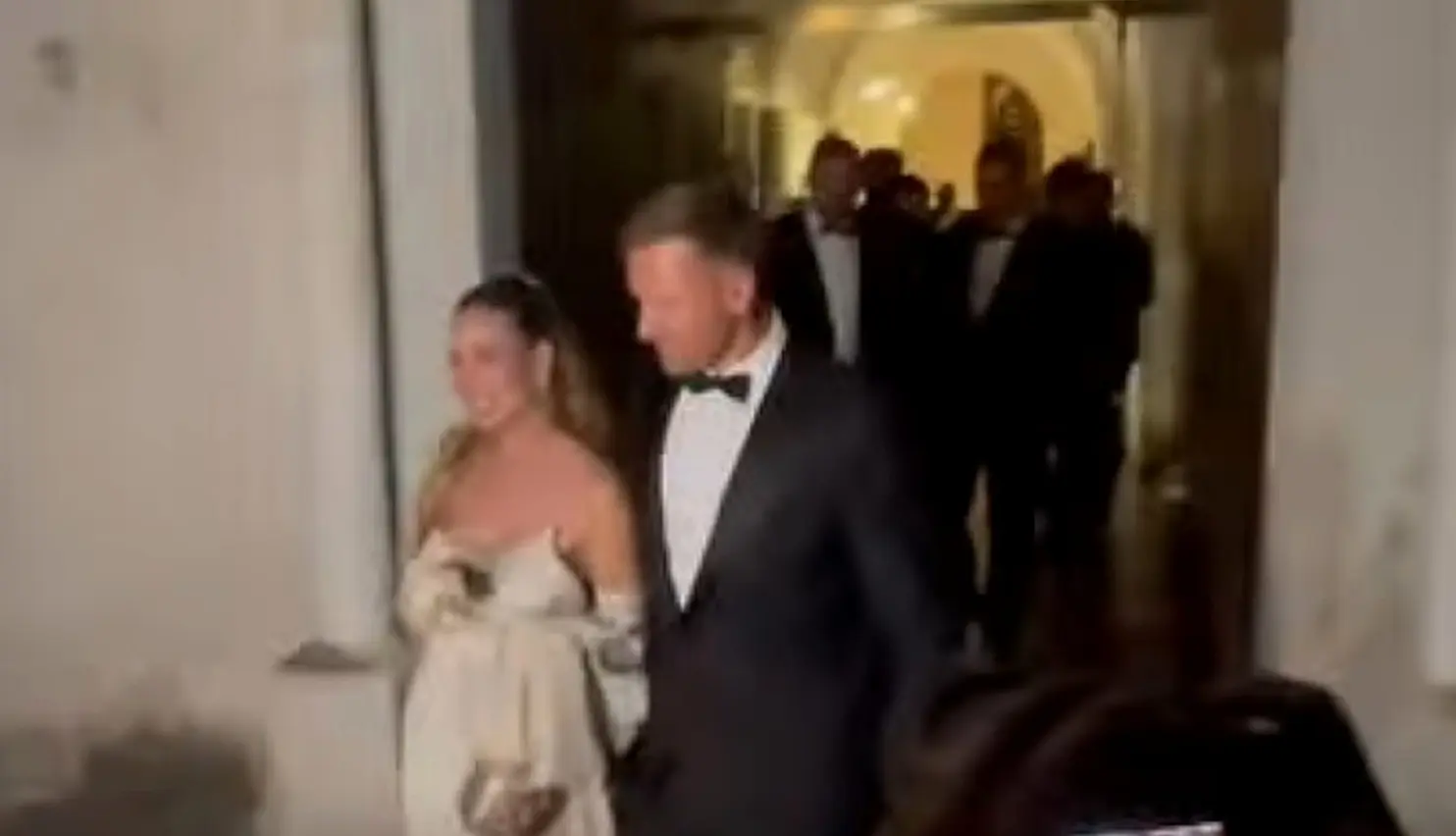 Ilary Blasi e Bastian Muller all'uscita del Municipio di Ravello (2)