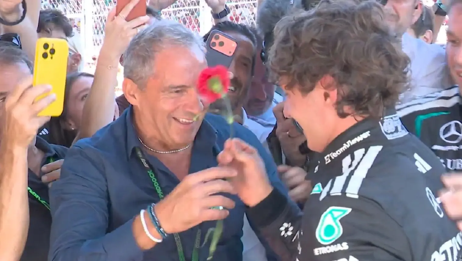 Kimi Antonelli riceve un fiore dal papà