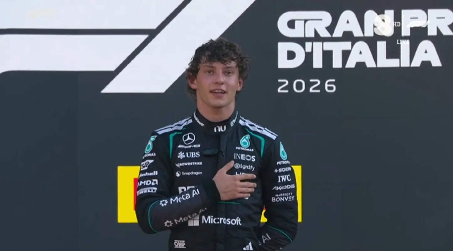 La gioia di Kimi Antonelli sul podio di Monza